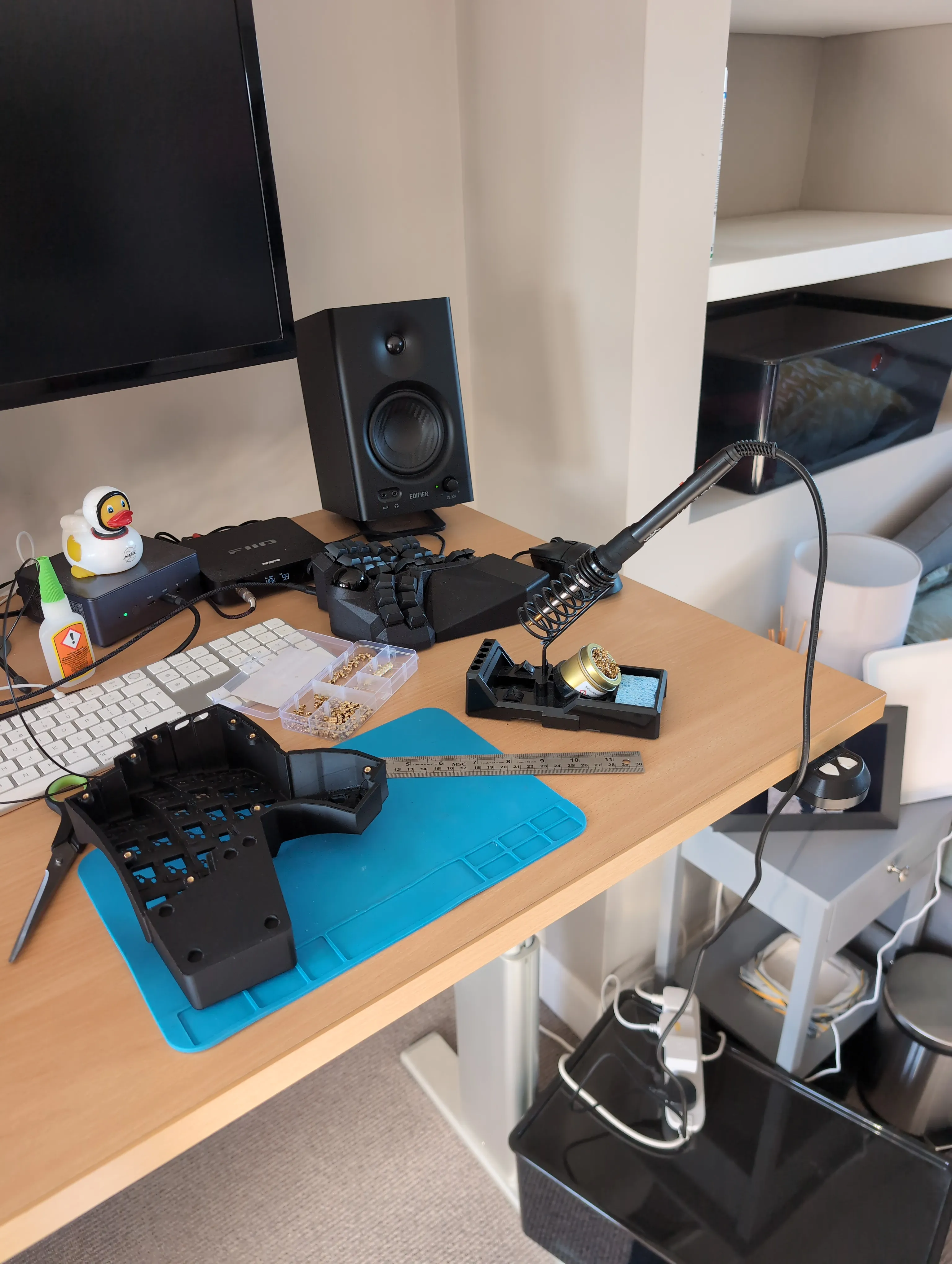 Assembly workbench soldering setup