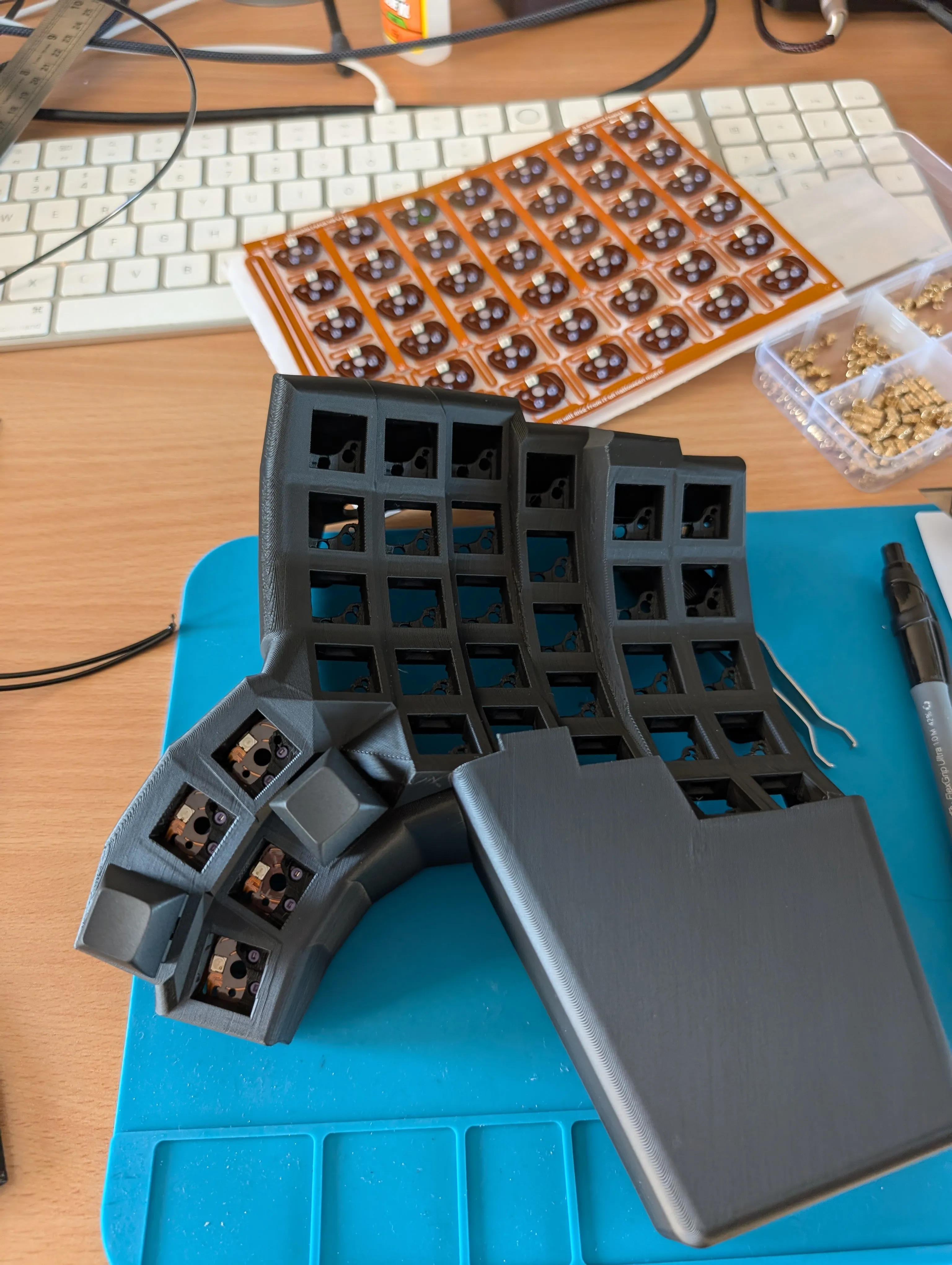 thumb cluster wired in from top